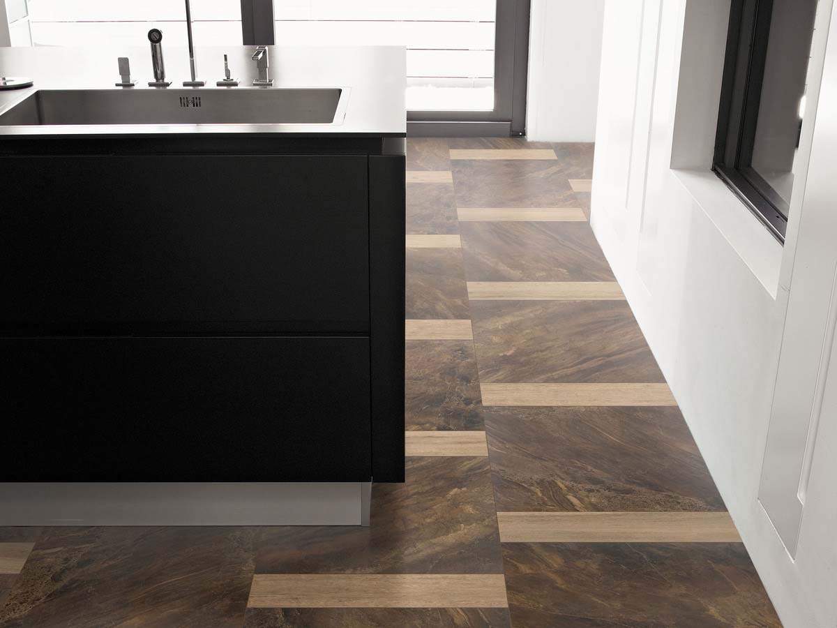 A faithful reproduction, in porcelain stoneware, of oak boards hand-planed by skilled craftsmen.